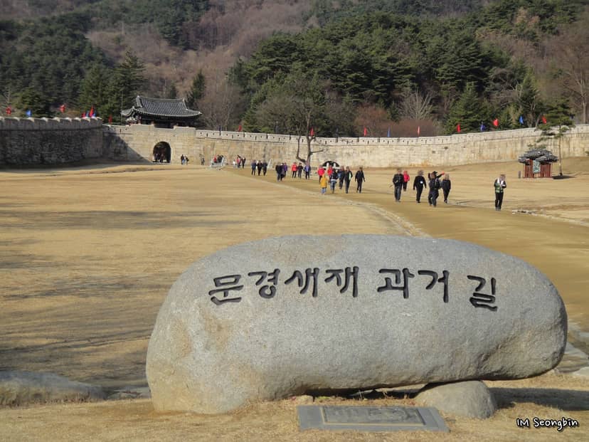 늦가을의 문경새재 주흘관 (2010년 11월 촬영)